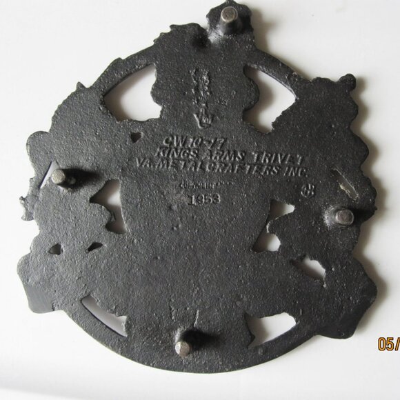 1953 Virginia Metalcrafters Black Metal Trivet #CW 10-17: Kings Arms - Picture 2 of 3